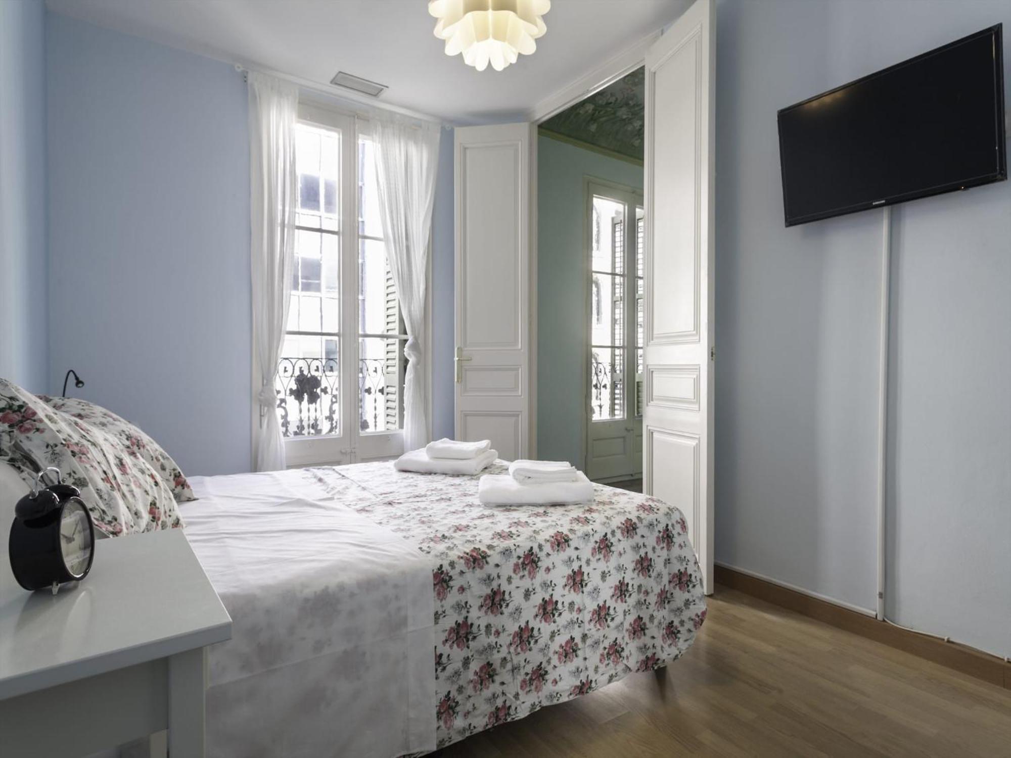 Modern In Eixample With Sea Near *